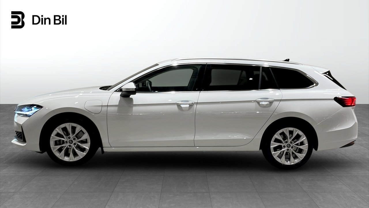 Skoda Superb 2026, photo 2/14
