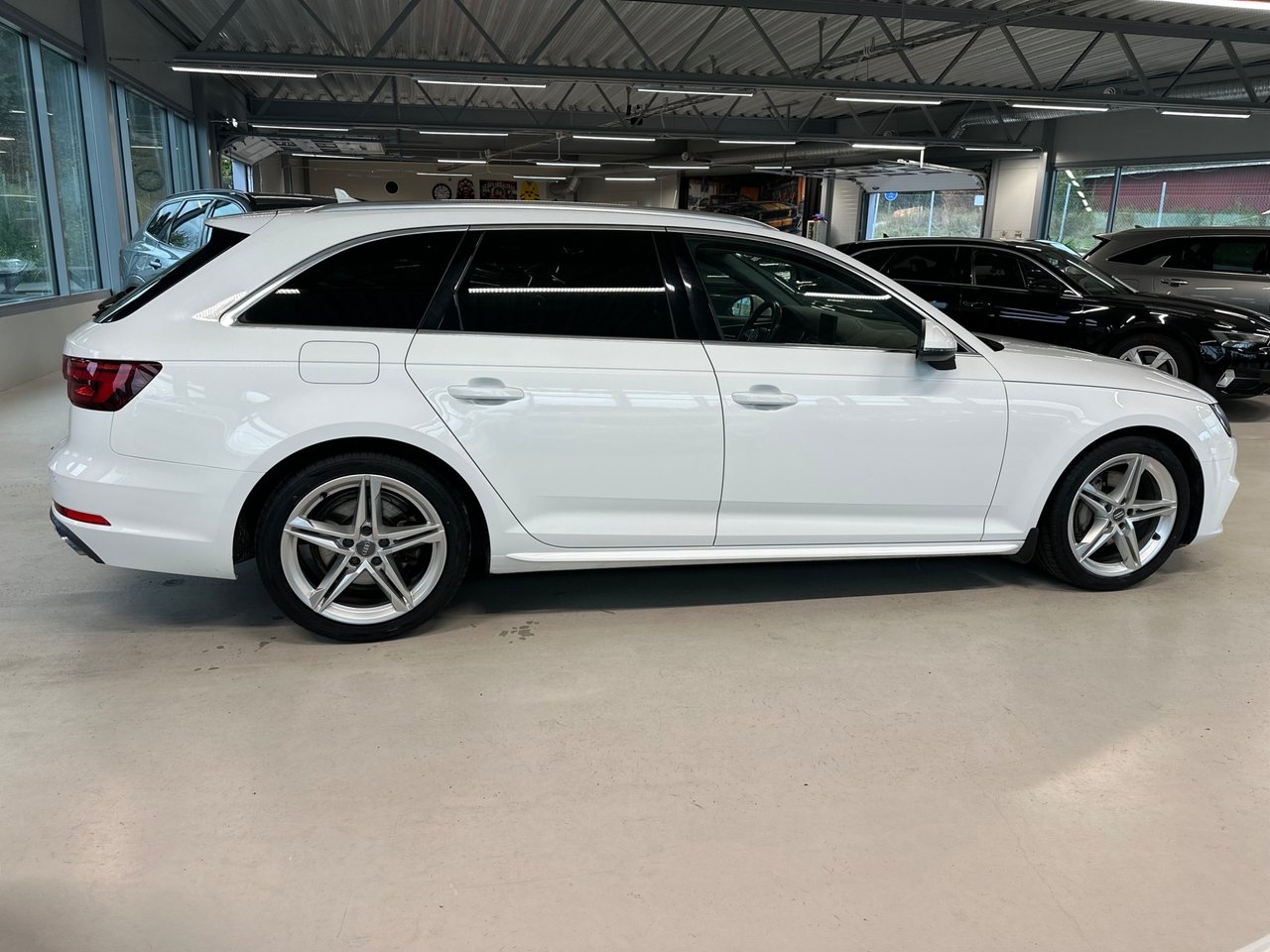 Audi A4 2019, kuva 7/10