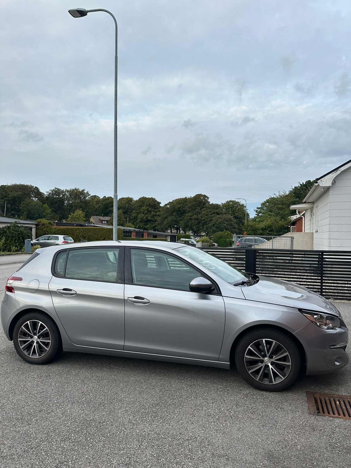 Peugeot 308 1.6 THP Manuell 2013, bild 2/4