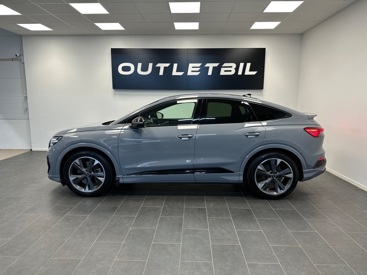 Audi Q4 e-tron 2022, photo 2/10