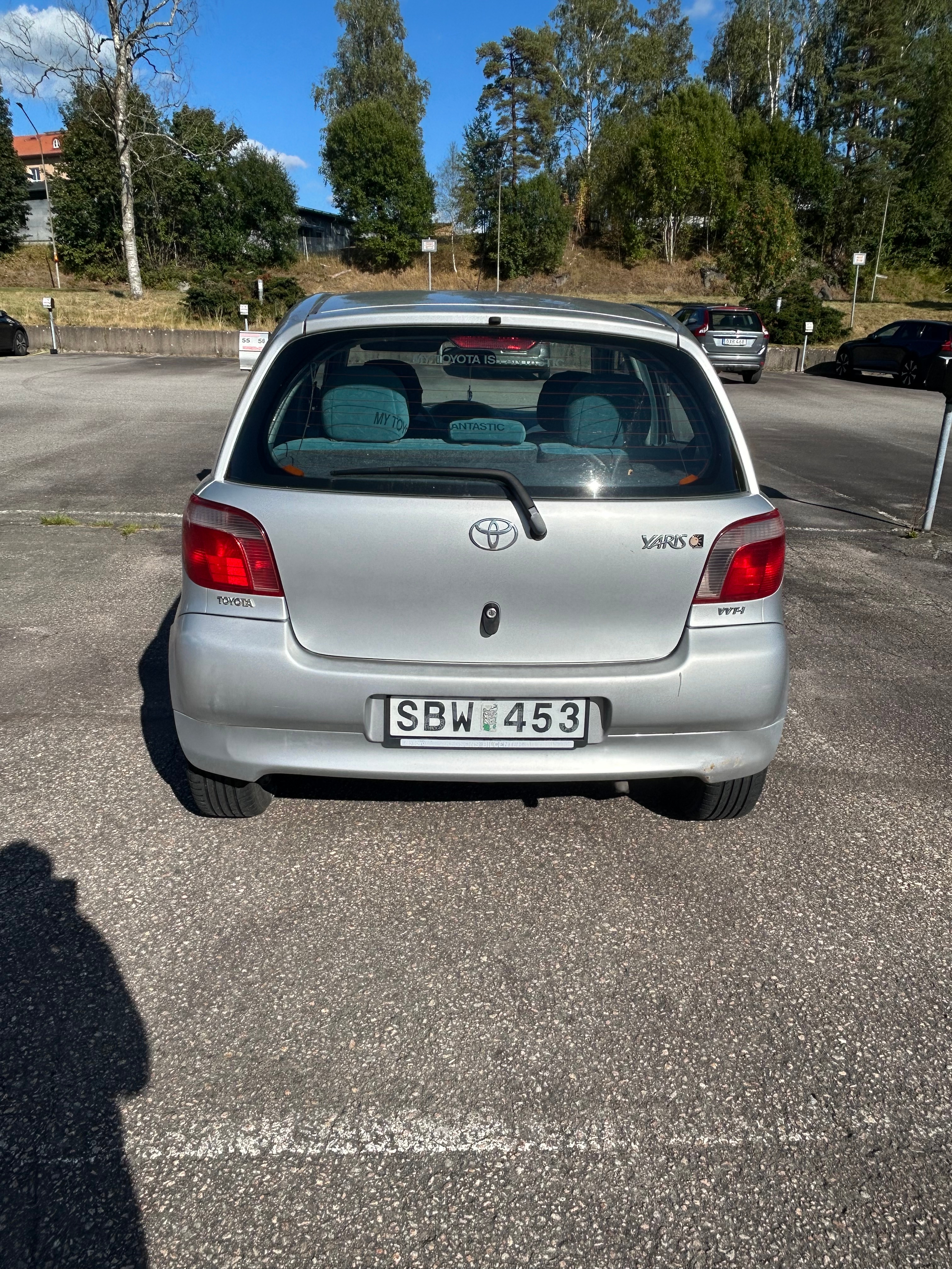 Toyota Yaris 5-dörrar 1.3 VVT-i Manuell 2000, bild 2/10