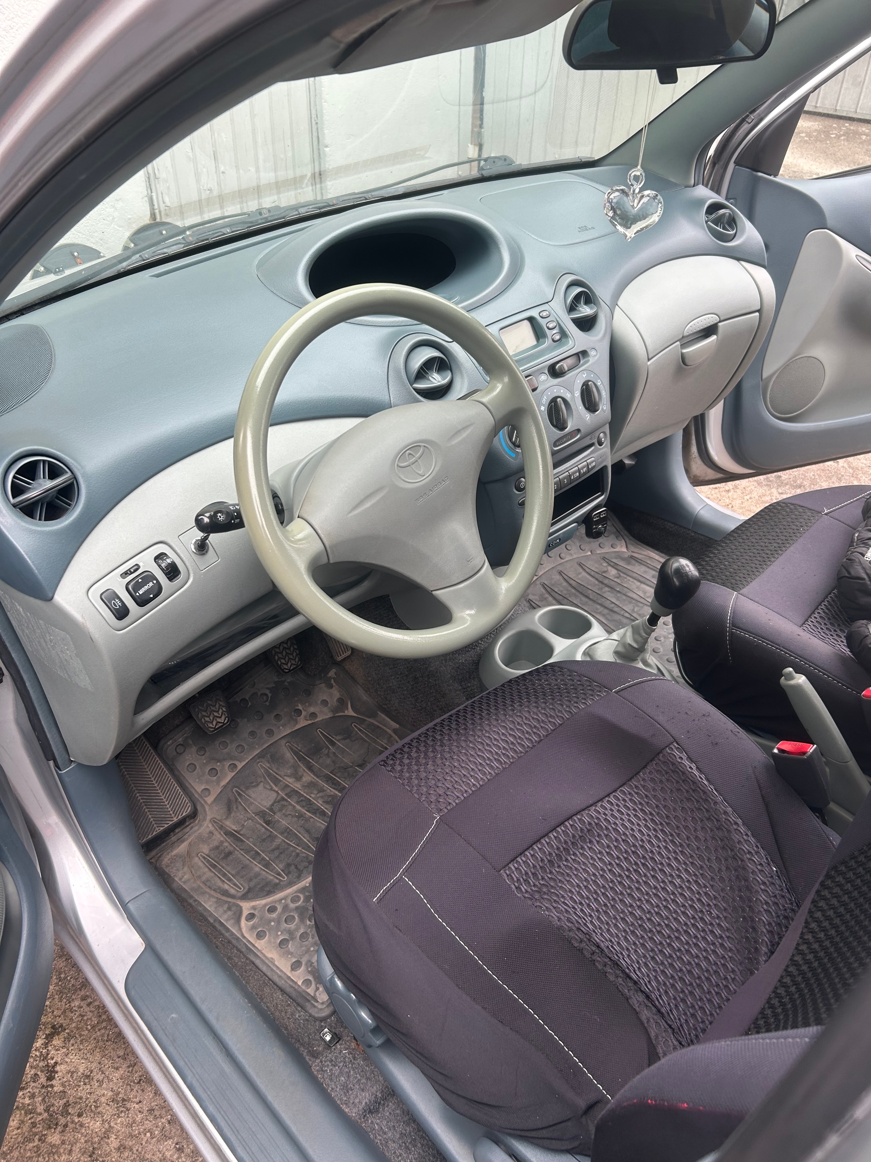 Toyota Yaris 5-dörrar 1.3 VVT-i Manuell 2000, bild 5/10