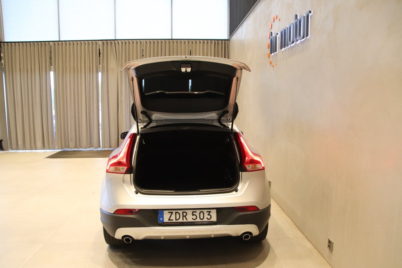 Volvo V40 Cross Country 2018, photo 6/15