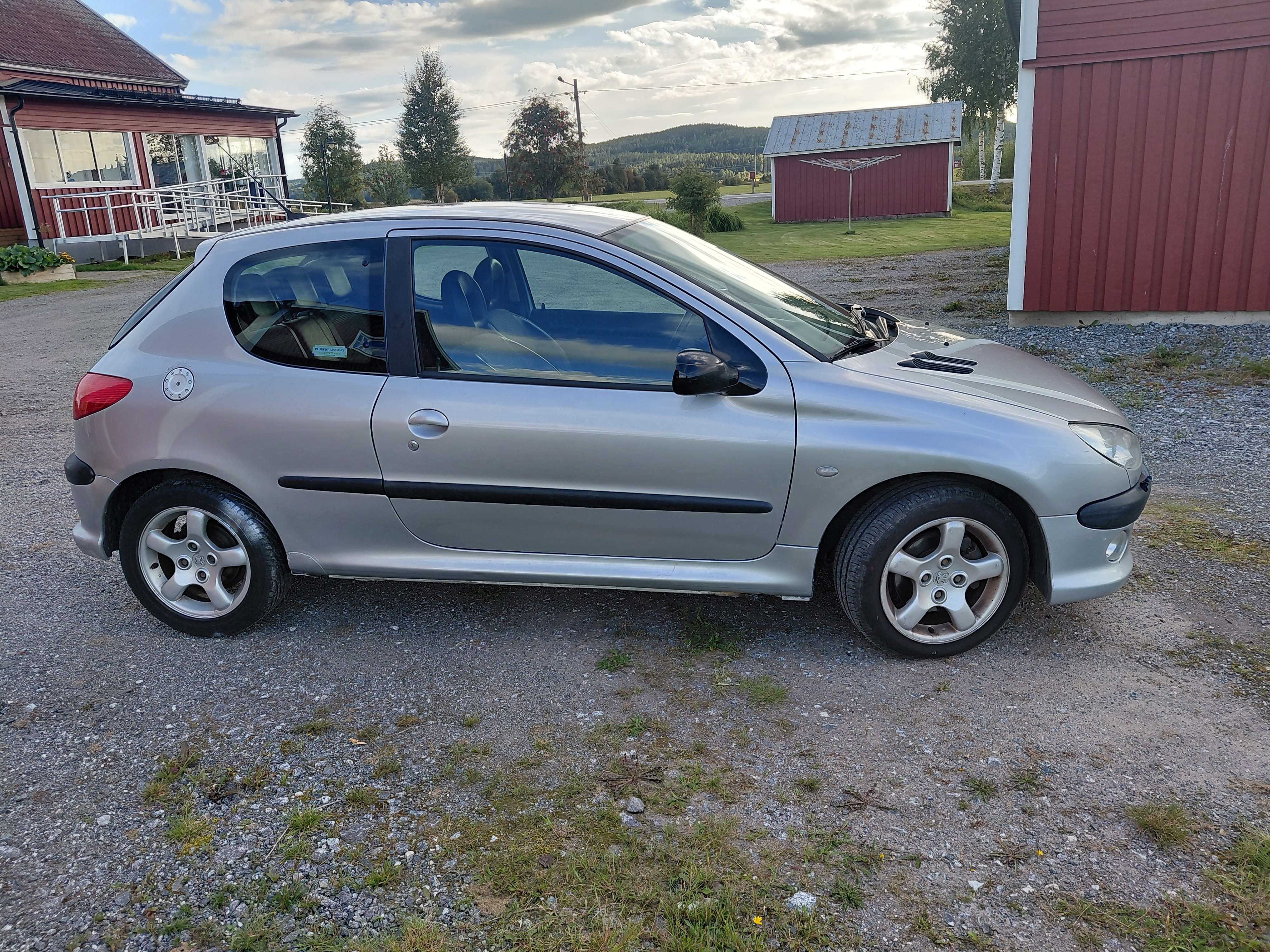 Peugeot 206 3-dörrar 2.0 Manuell 2001, bild 2/5