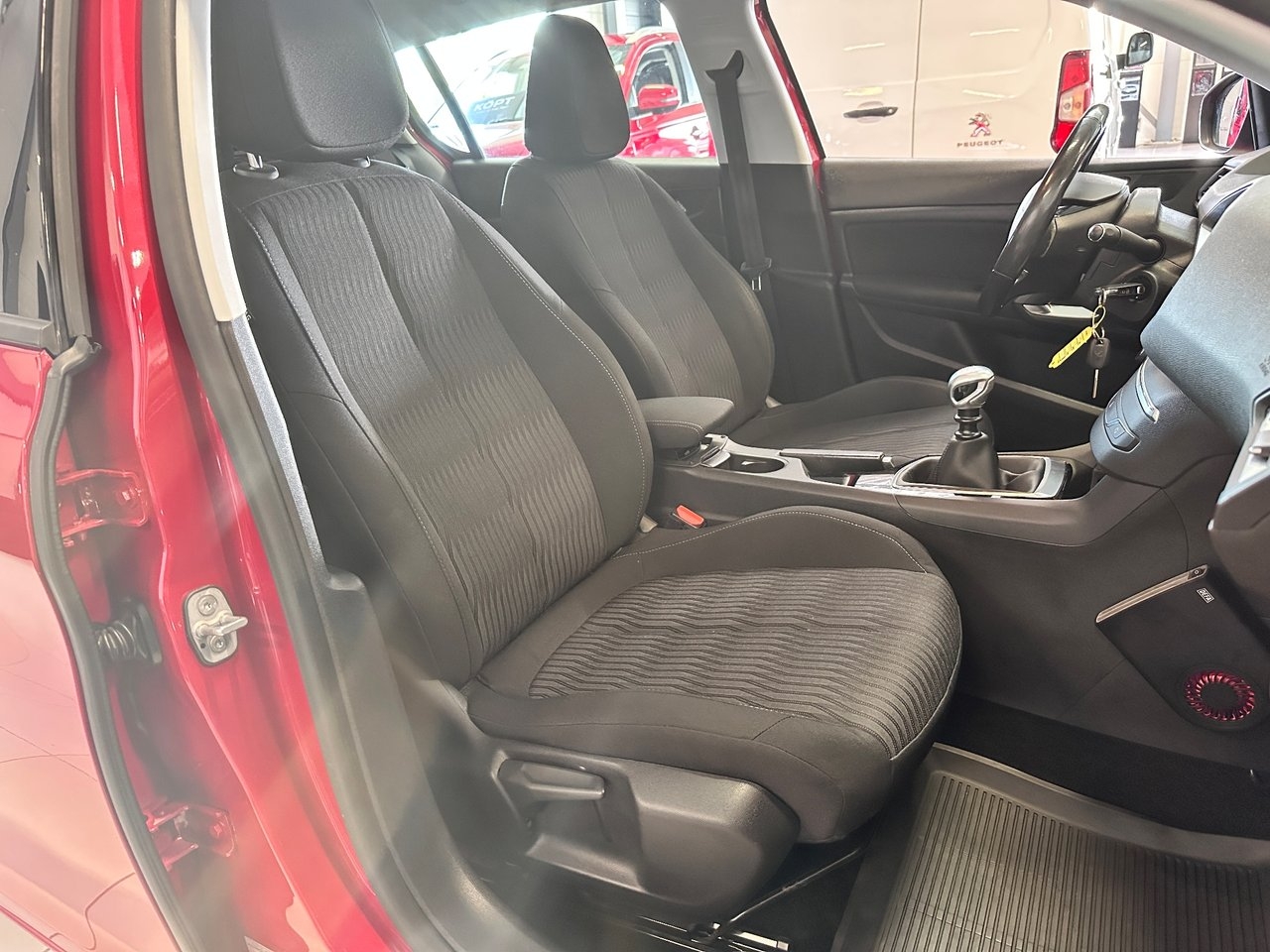 Peugeot 308 2014, kuva 6/8