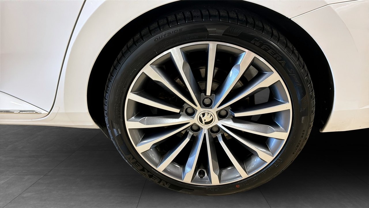 Skoda Superb 2020, photo 6/12