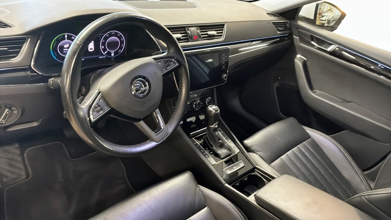 Skoda Superb 2020, photo 7/12