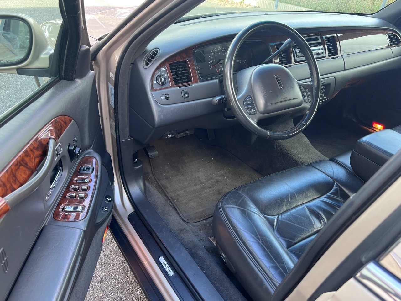 Lincoln Town Car 1998, kuva 6/10