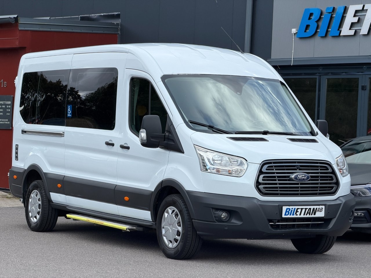 Ford Transit 350 Kombi 2.0 TDCi 2017, photo 3/10