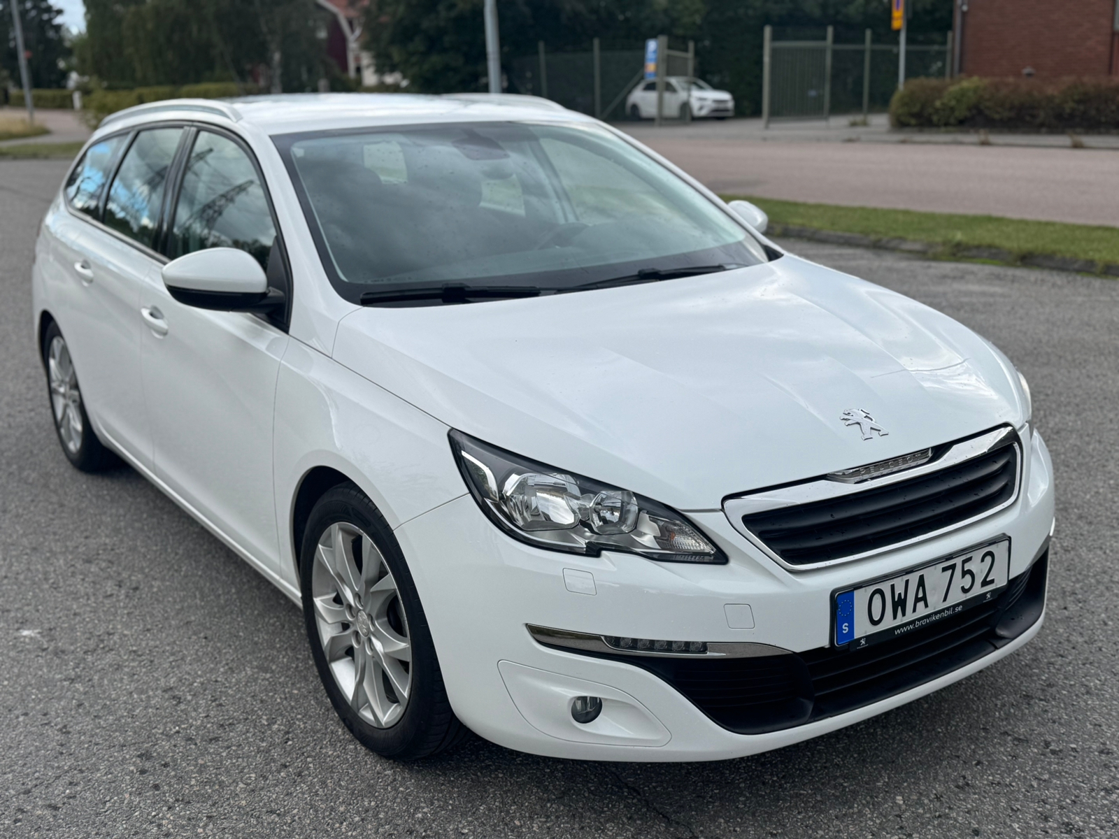 Peugeot 308 SW 1.2 PureTech 110 Manuell 2015, bild 2/10