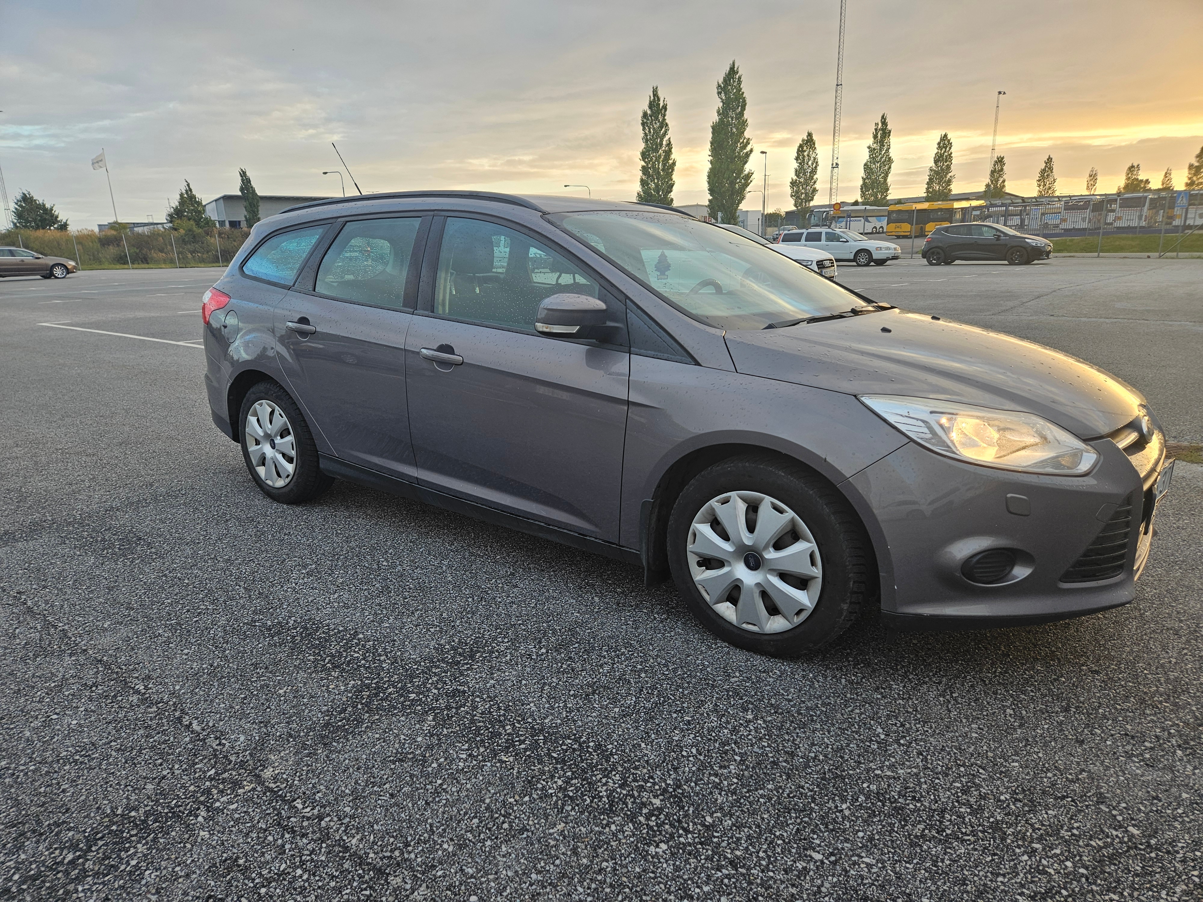 Ford Focus Kombi 1.6 TDCi Manuell 2012, bild 4/10