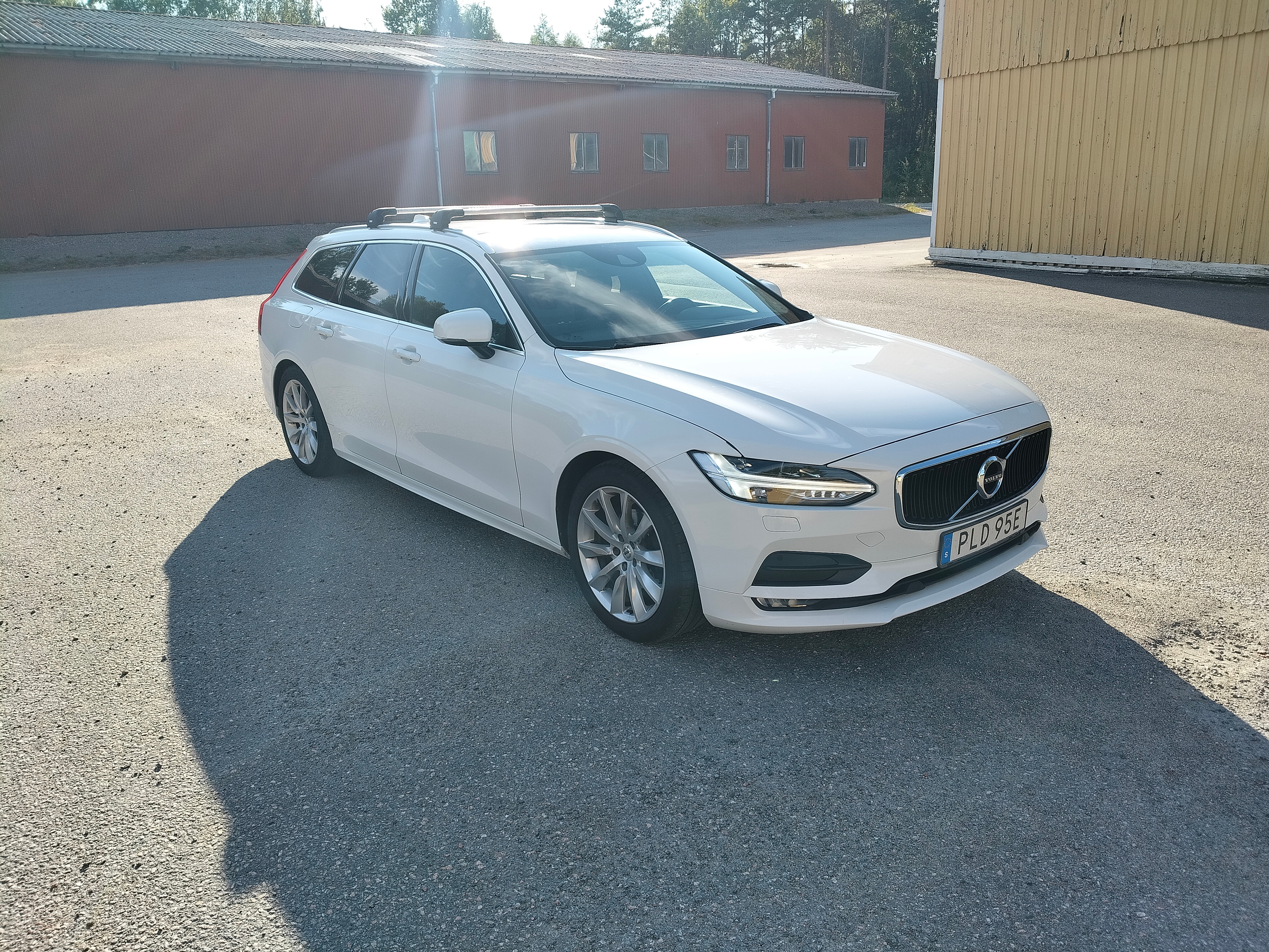 Volvo V90 D4 AWD Geartronic 2019, photo 2/5
