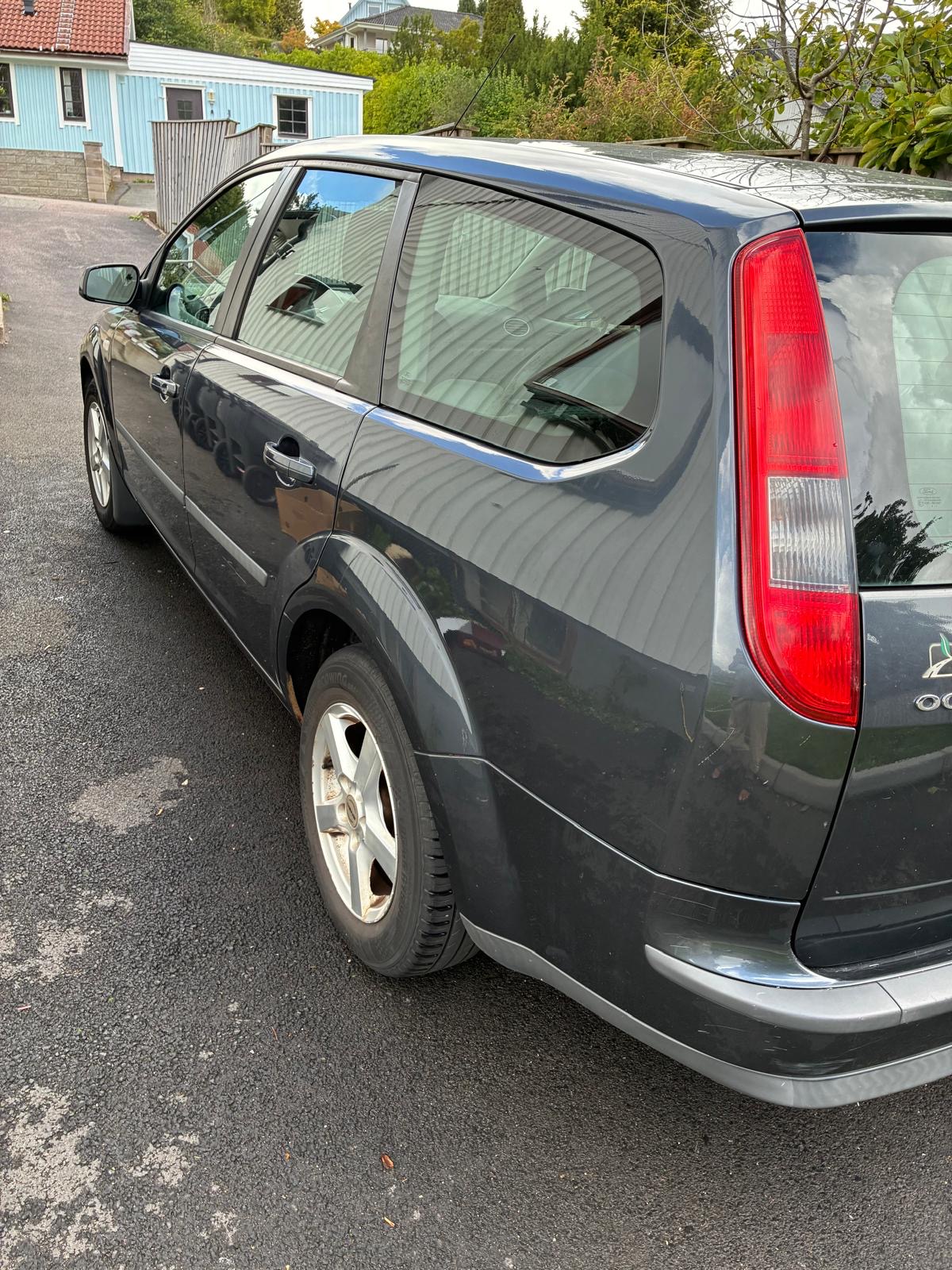 Ford Focus Kombi 1.8 Flexifuel Manuell 2007, bild 2/5