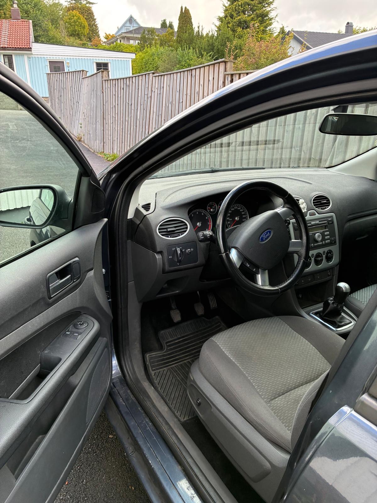 Ford Focus Kombi 1.8 Flexifuel Manuell 2007, bild 3/5