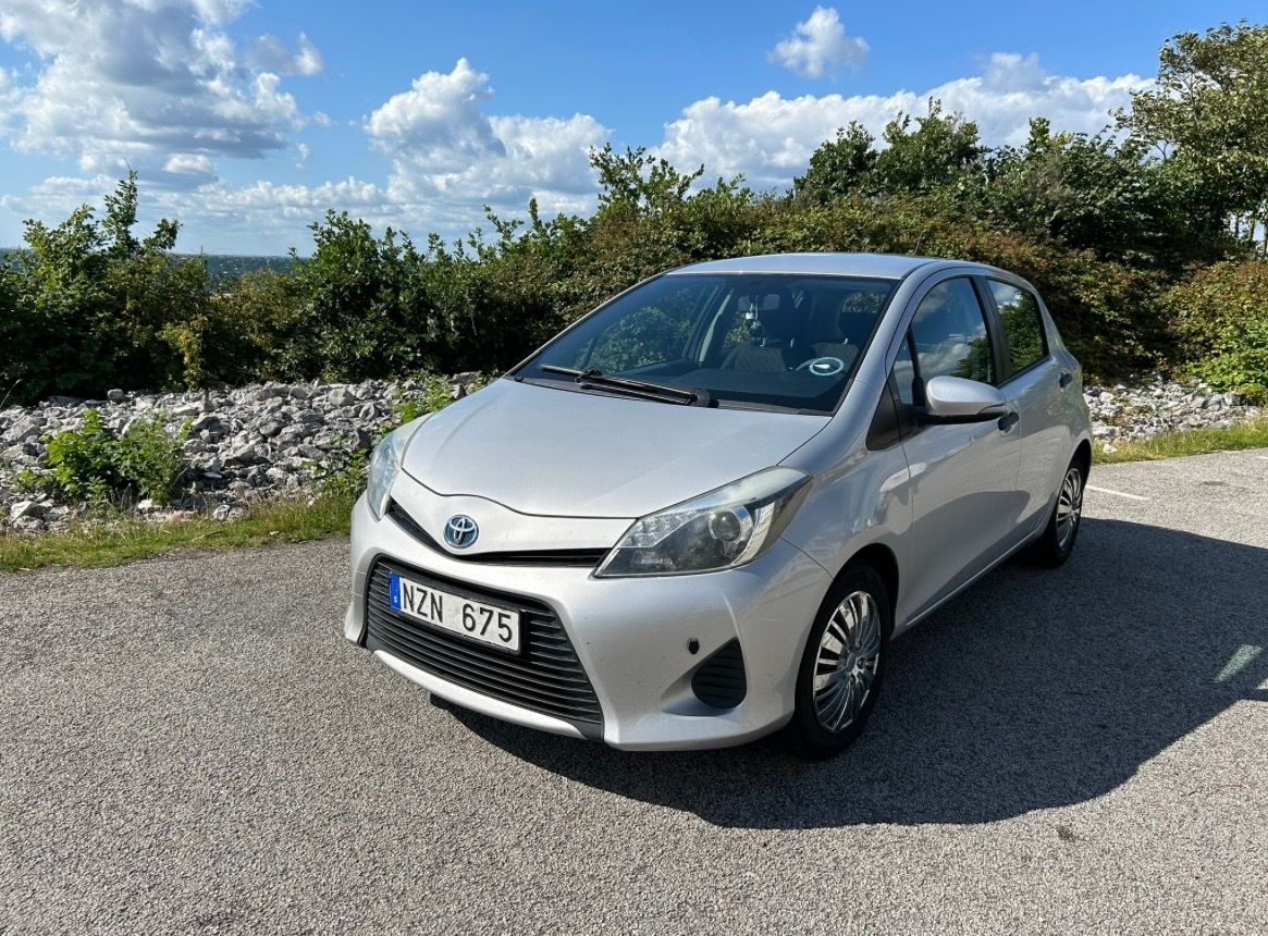 Toyota Yaris Hybrid e-CVT 2013, photo 2/9