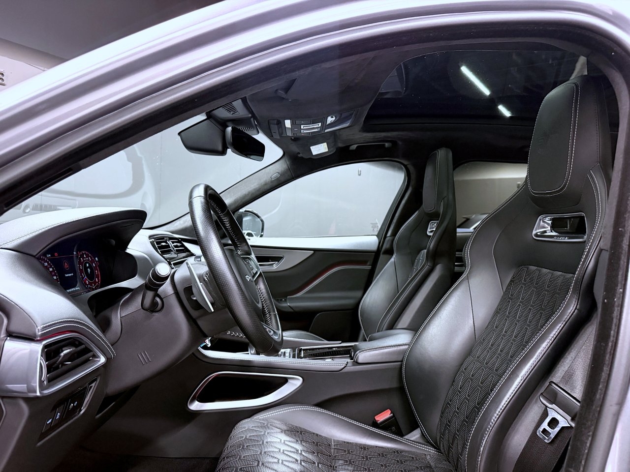 Jaguar F-Pace SVR 550hk 2020, kuva 3/10