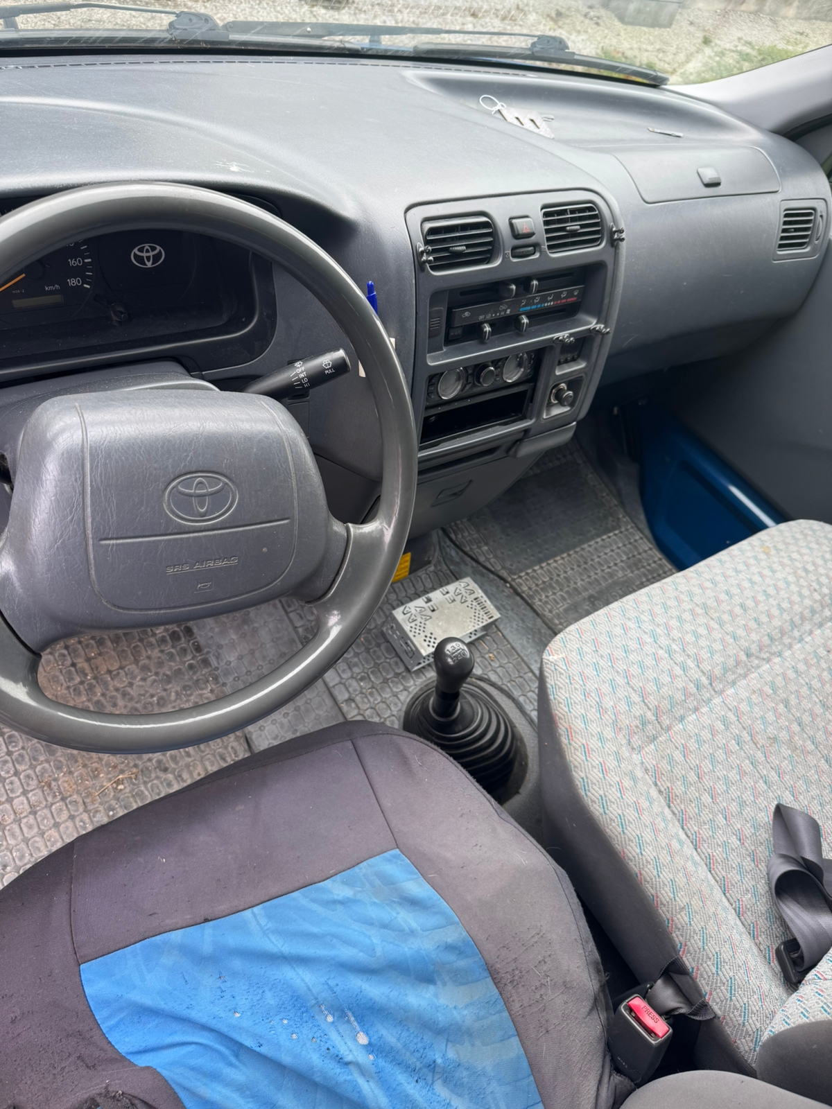 Toyota HiAce Skåpbil 2.5 Manuell 2003, bild 2/3
