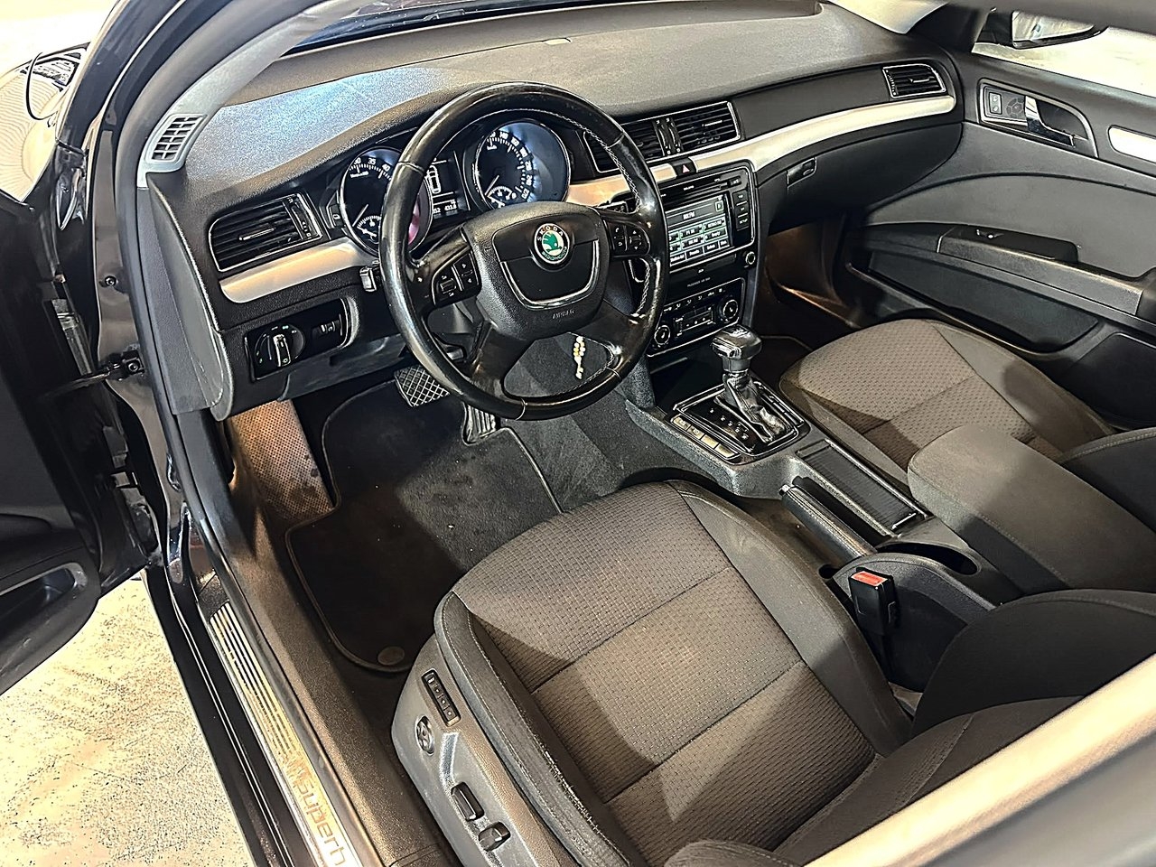 Skoda Superb 2011, bild 6/10