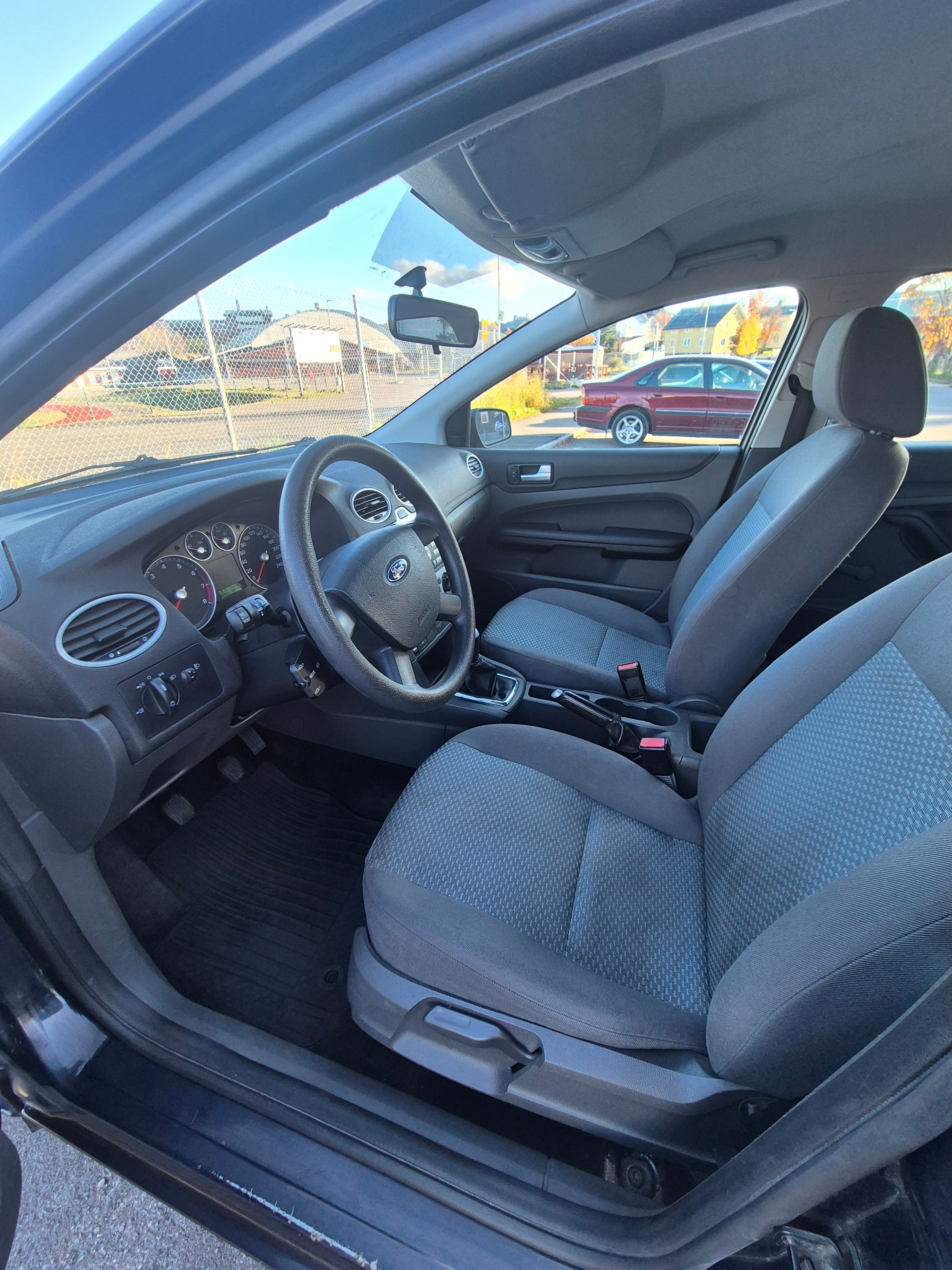 Ford Focus Kombi 1.8 Flexifuel Manuell 2006, bild 6/7