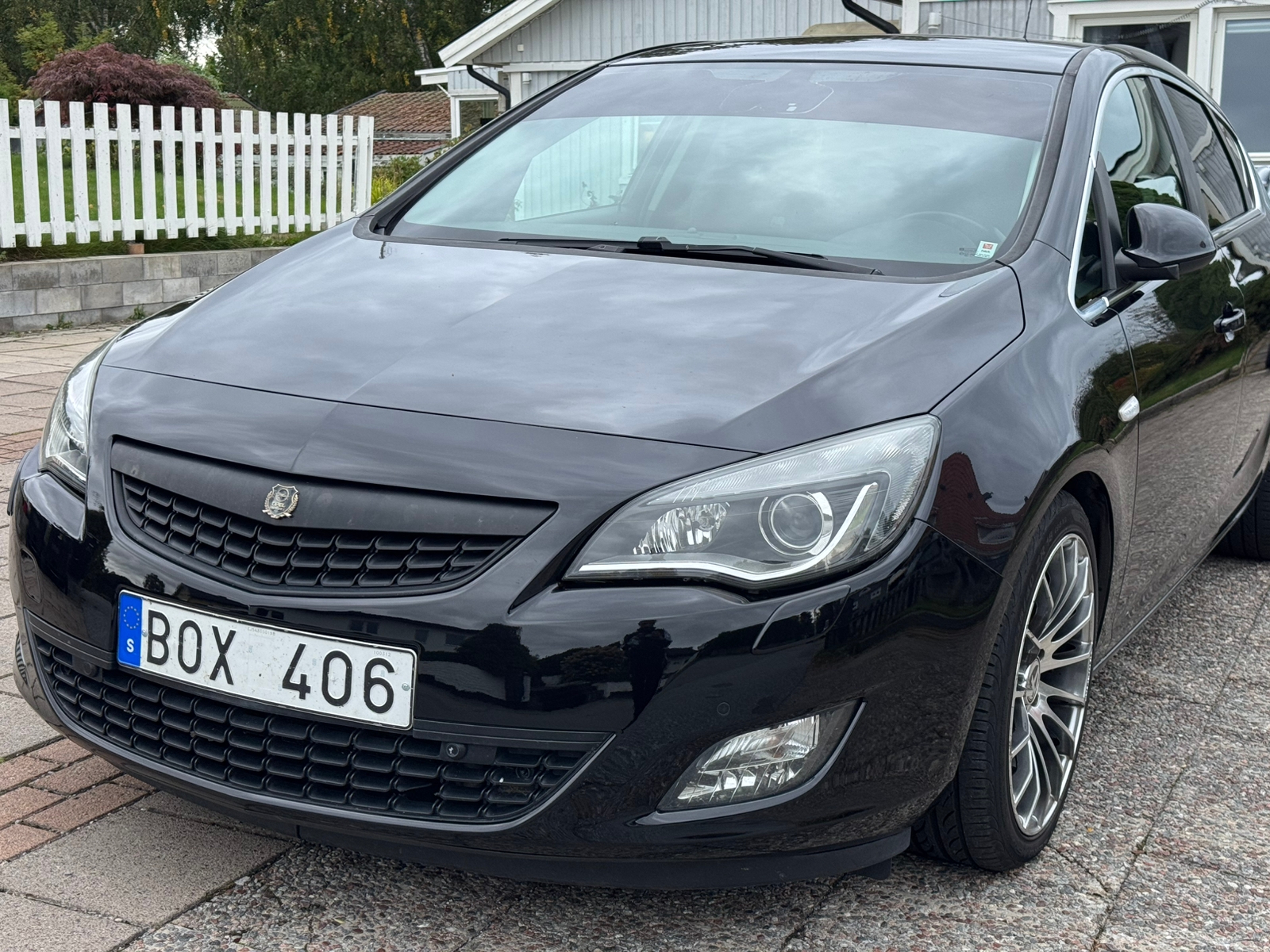 Opel Astra 1.6 Turbo Manuell (180HK) 2010, bild 2/10