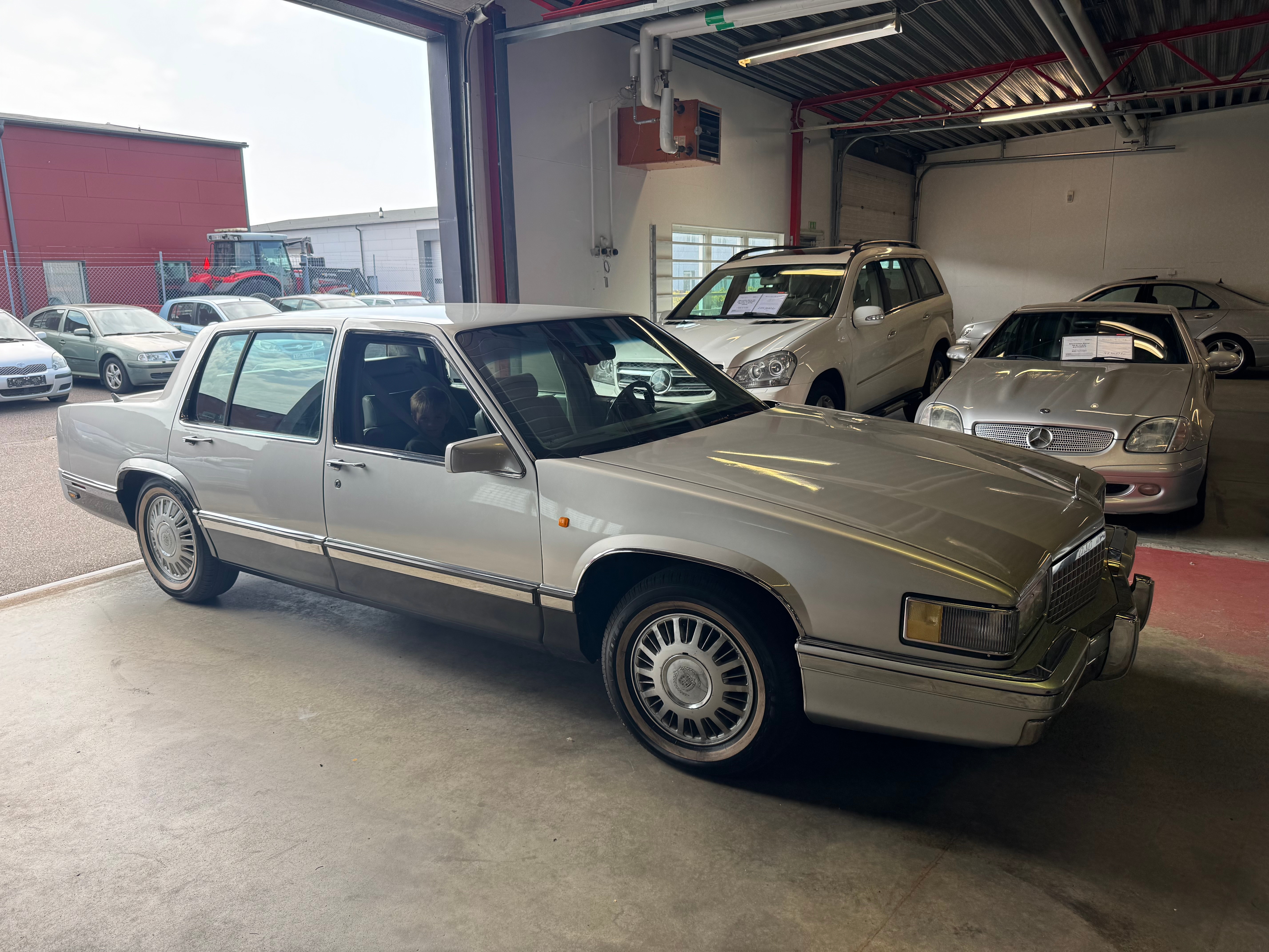 Cadillac Sedan DeVille 1993, kuva 2/3