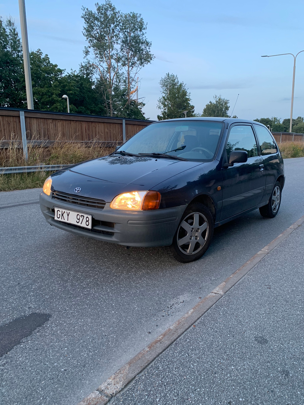Toyota Starlet 3-dörrar 1.3 Manuell 1998, kuva 3/5