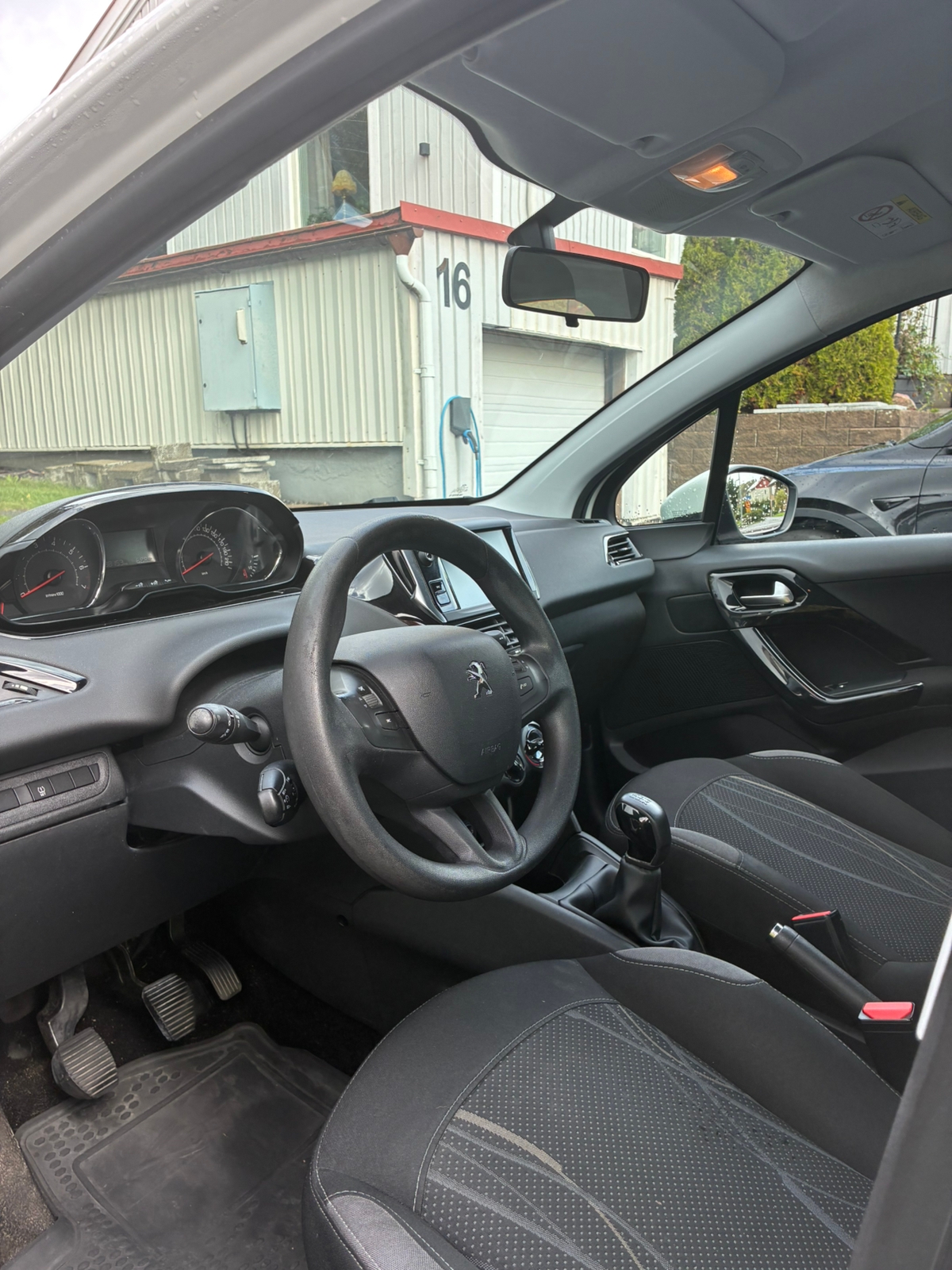 Peugeot 208 5-dörrar 1.2 VTi 82 Manuell 2015, bild 2/5