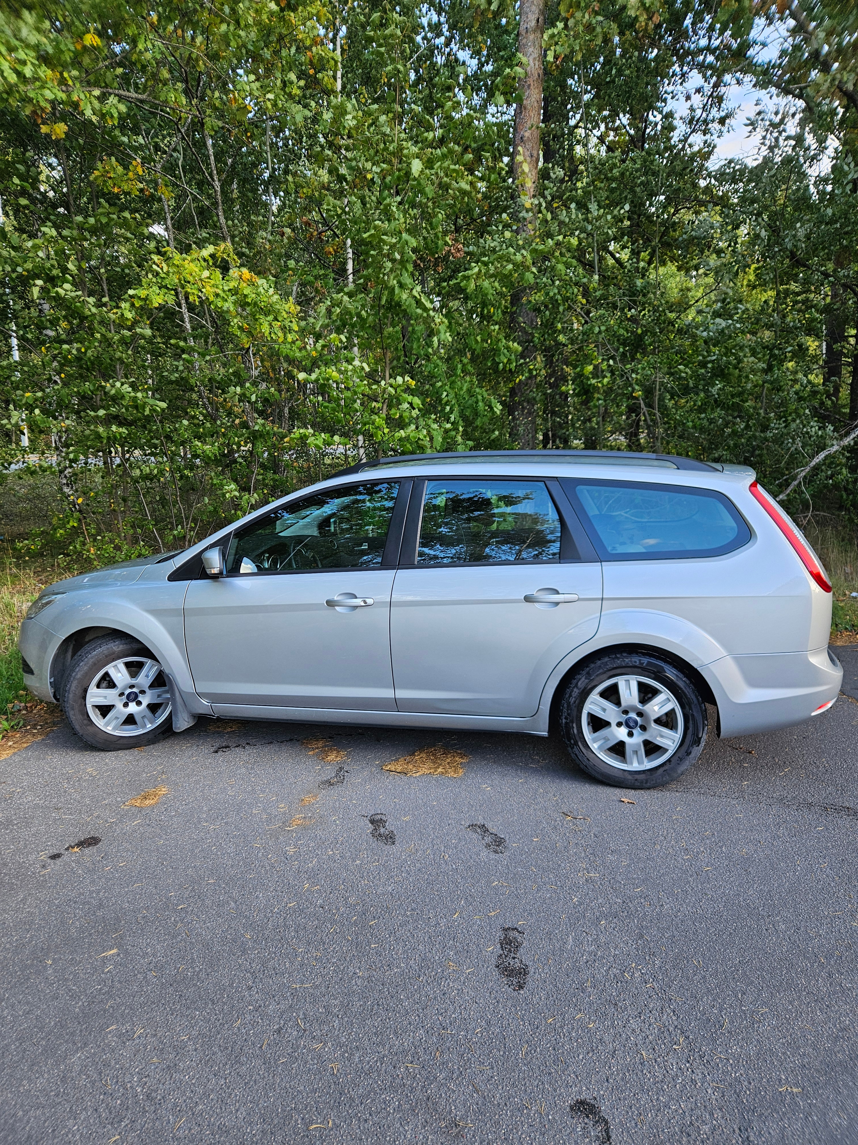 Ford Focus Kombi 1.6 TDCi Manuell 2011, bild 4/5