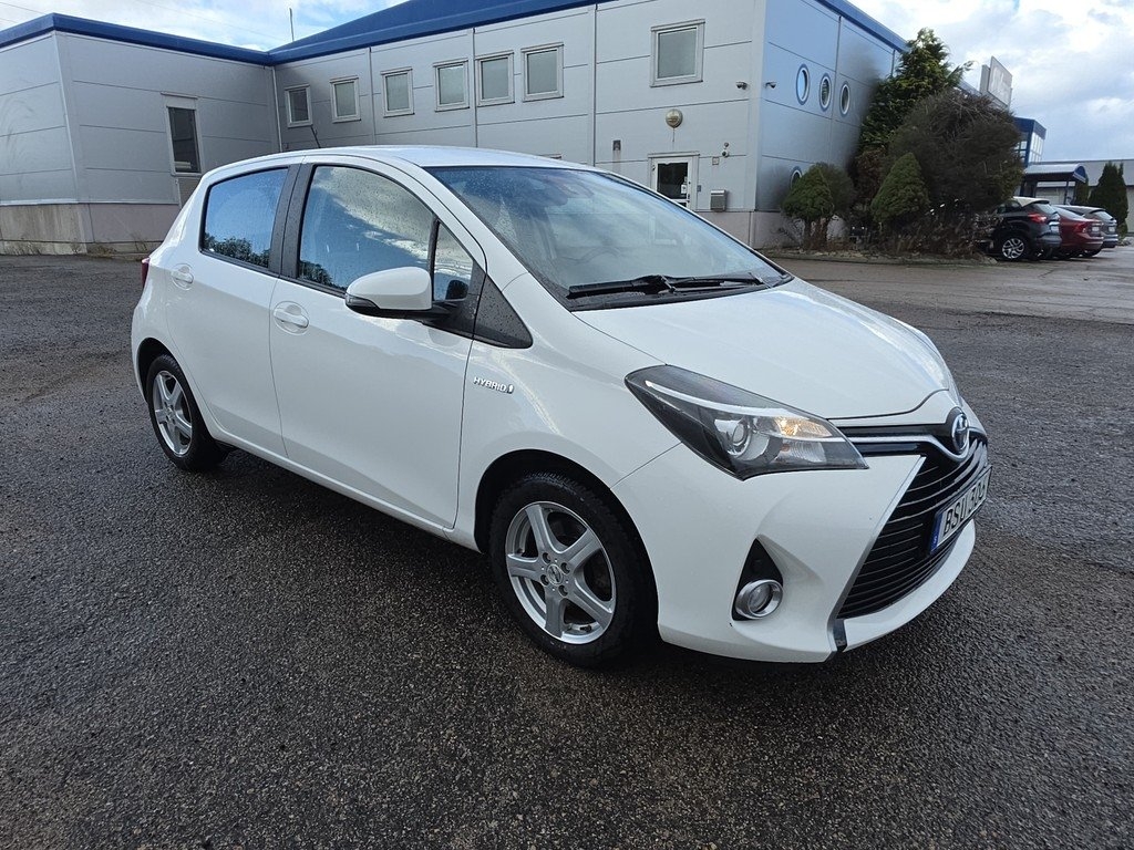 Toyota Yaris Hybrid e-CVT Active Euro 6 2016, photo 3/10
