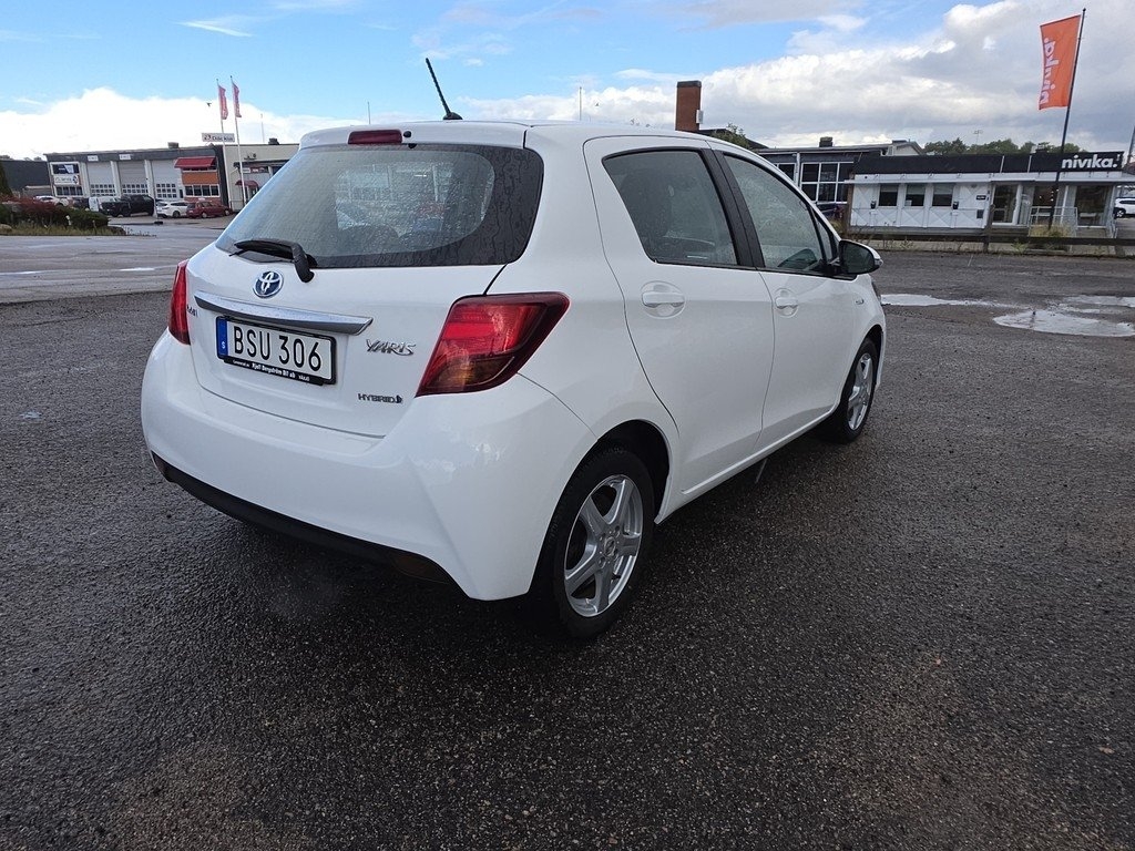Toyota Yaris Hybrid e-CVT Active Euro 6 2016, photo 5/10