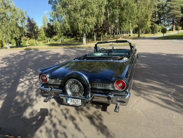 Ford Galaxie Sunliner 6.4 V8 1961, kuva 2/10