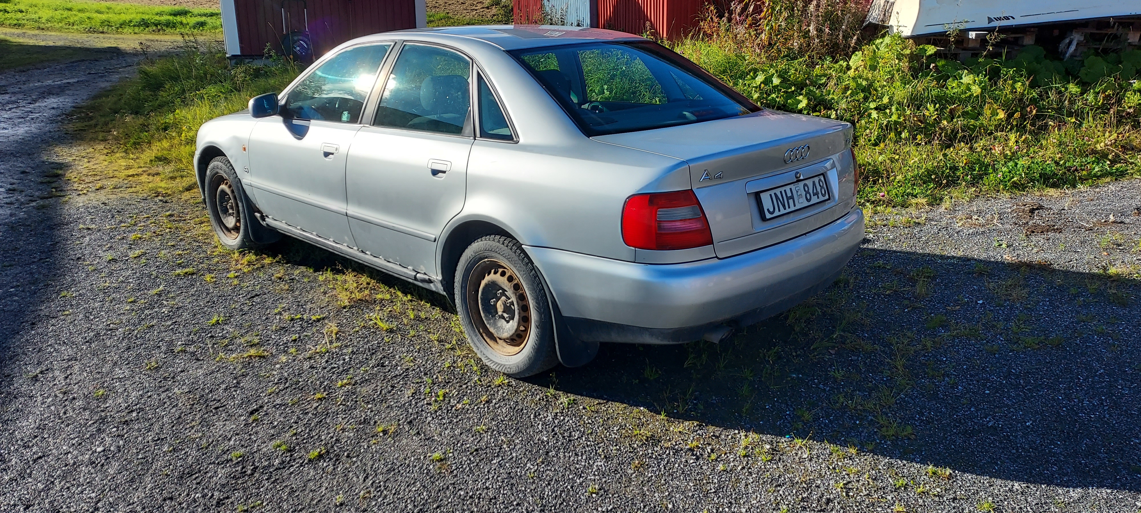 Audi A4 Sedan 1.8 Manuell 1997, bild 2/3
