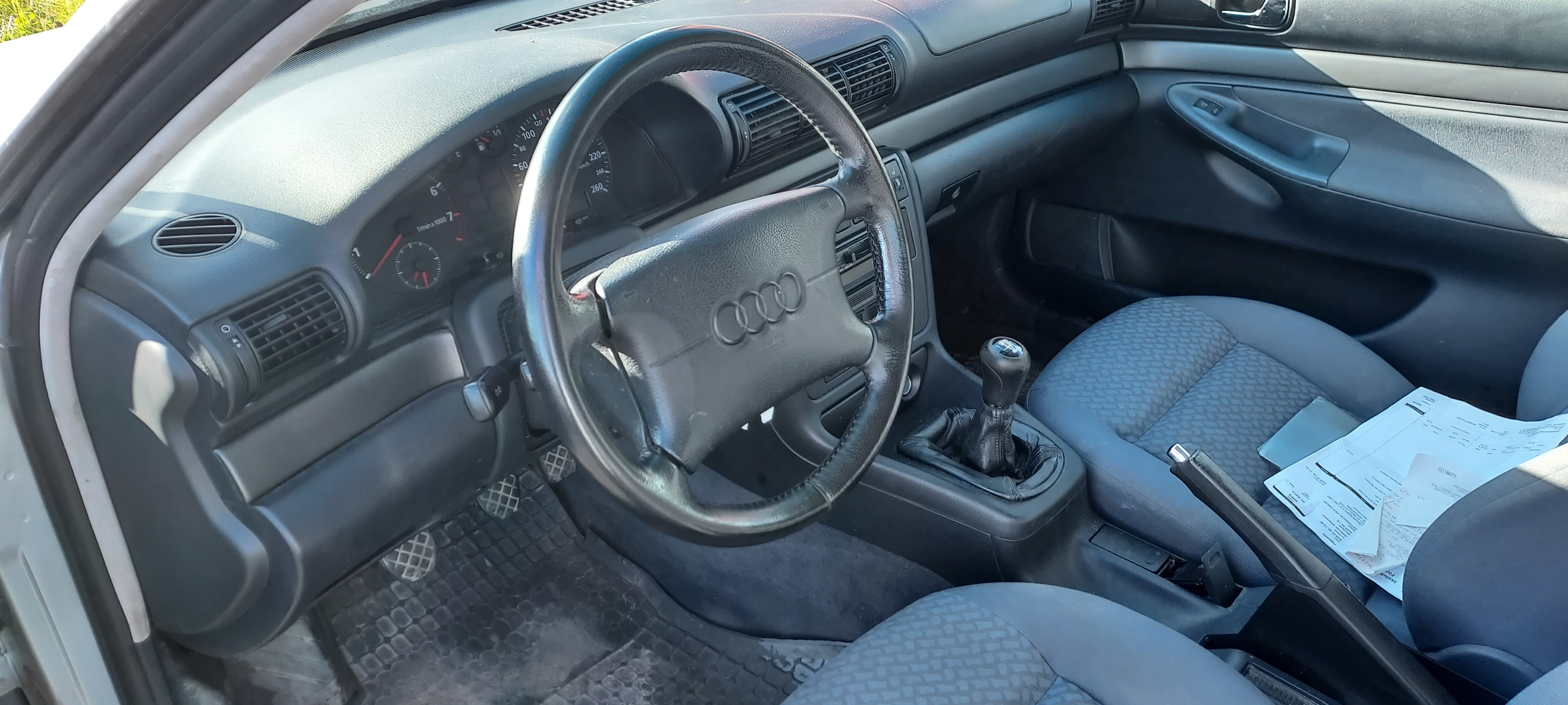Audi A4 Sedan 1.8 Manuell 1997, bild 3/3