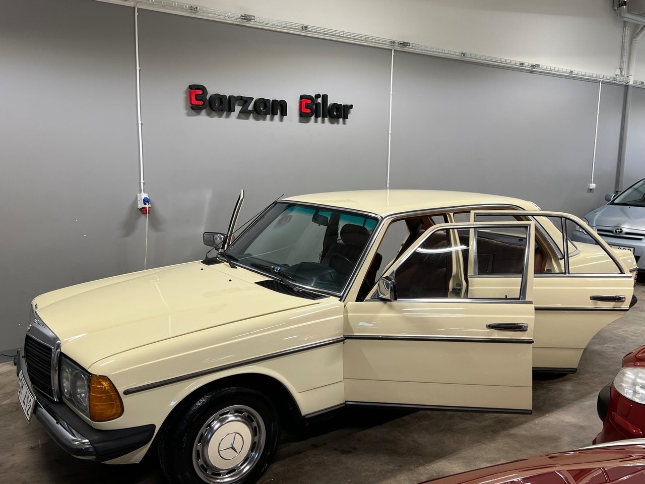 Mercedes-Benz 200 1982, photo 5/10
