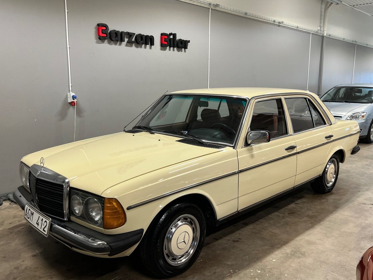Mercedes-Benz 200 1982, photo 6/10