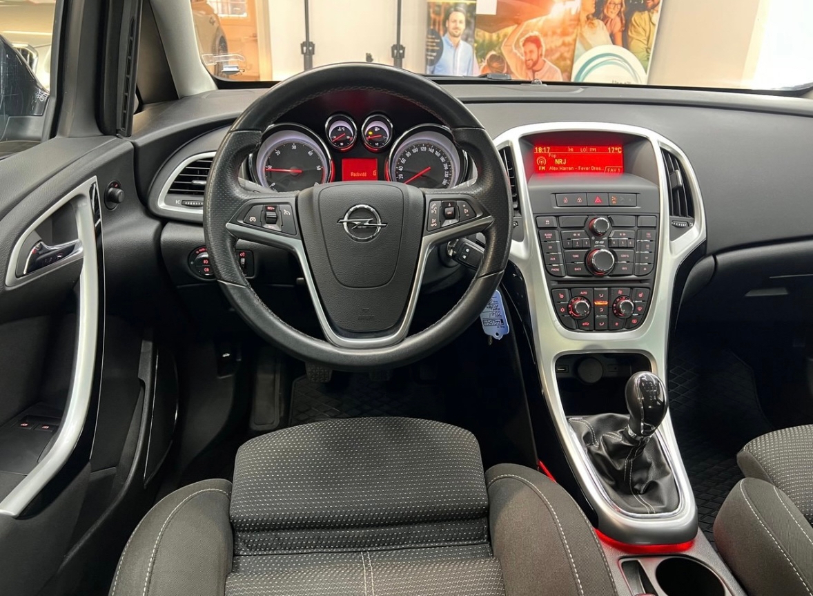 Opel Astra Sports Tourer 1.7 CDTI 2011, photo 4/10