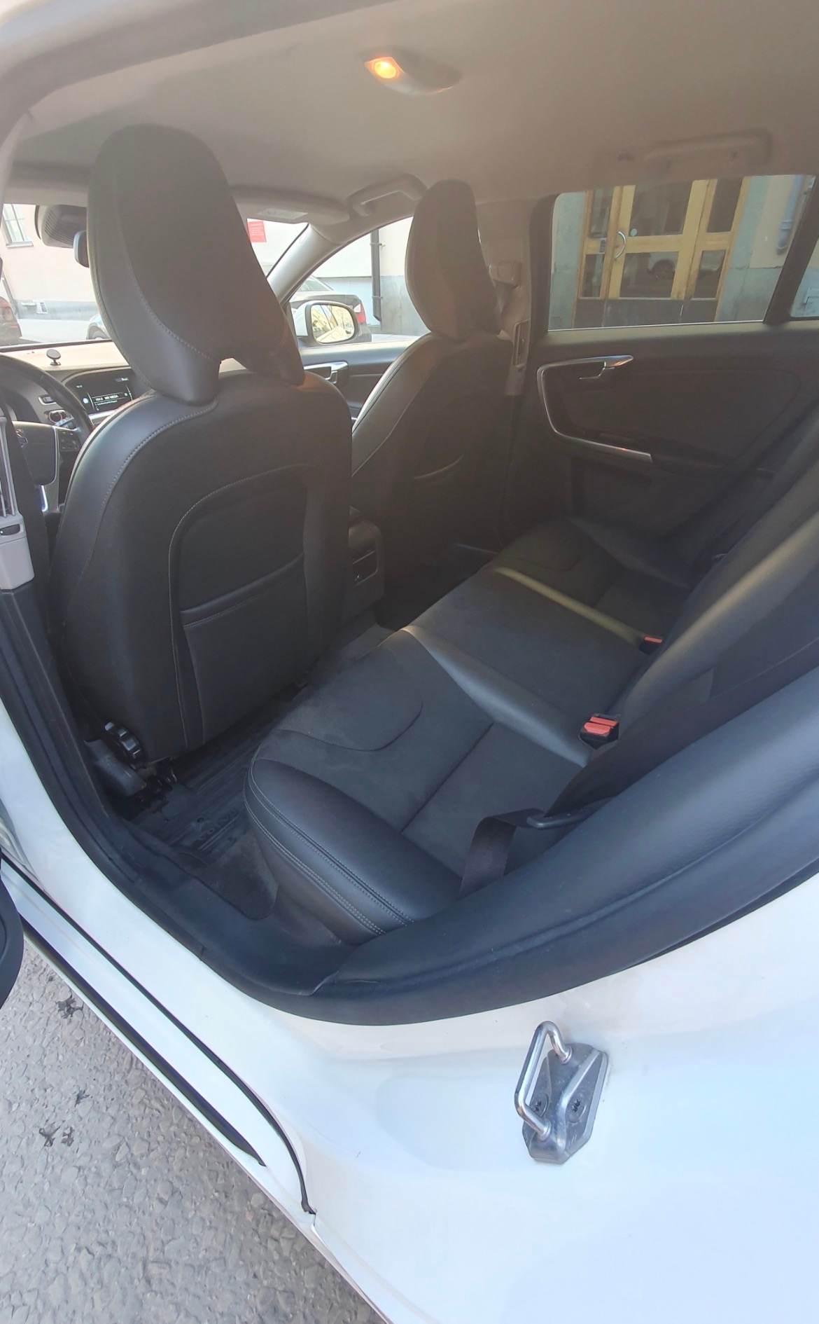 Volvo V60 D5 Twin Engine AWD Geartronic 2016, photo 3/4