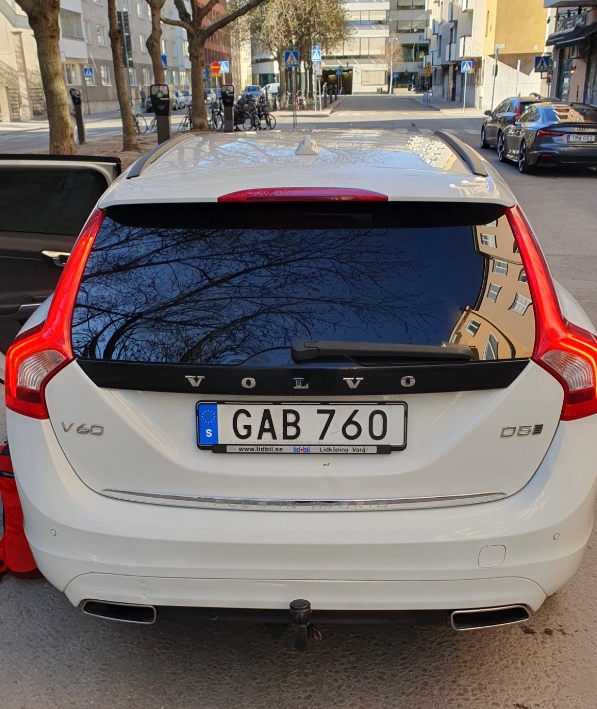 Volvo V60 D5 Twin Engine AWD Geartronic 2016, photo 4/4