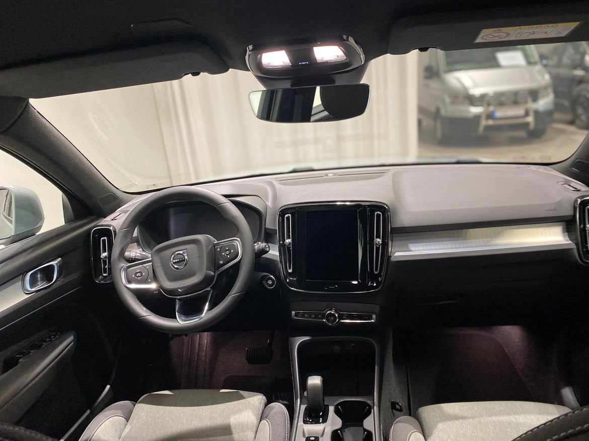 Volvo XC40 B4 FWD Bensin Core SE II 2024, photo 2/10