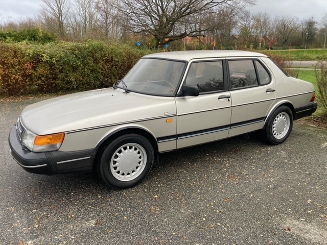 Saab 900 4-dörrars Sedan 2.1 Manuell 1992, bild 3/10