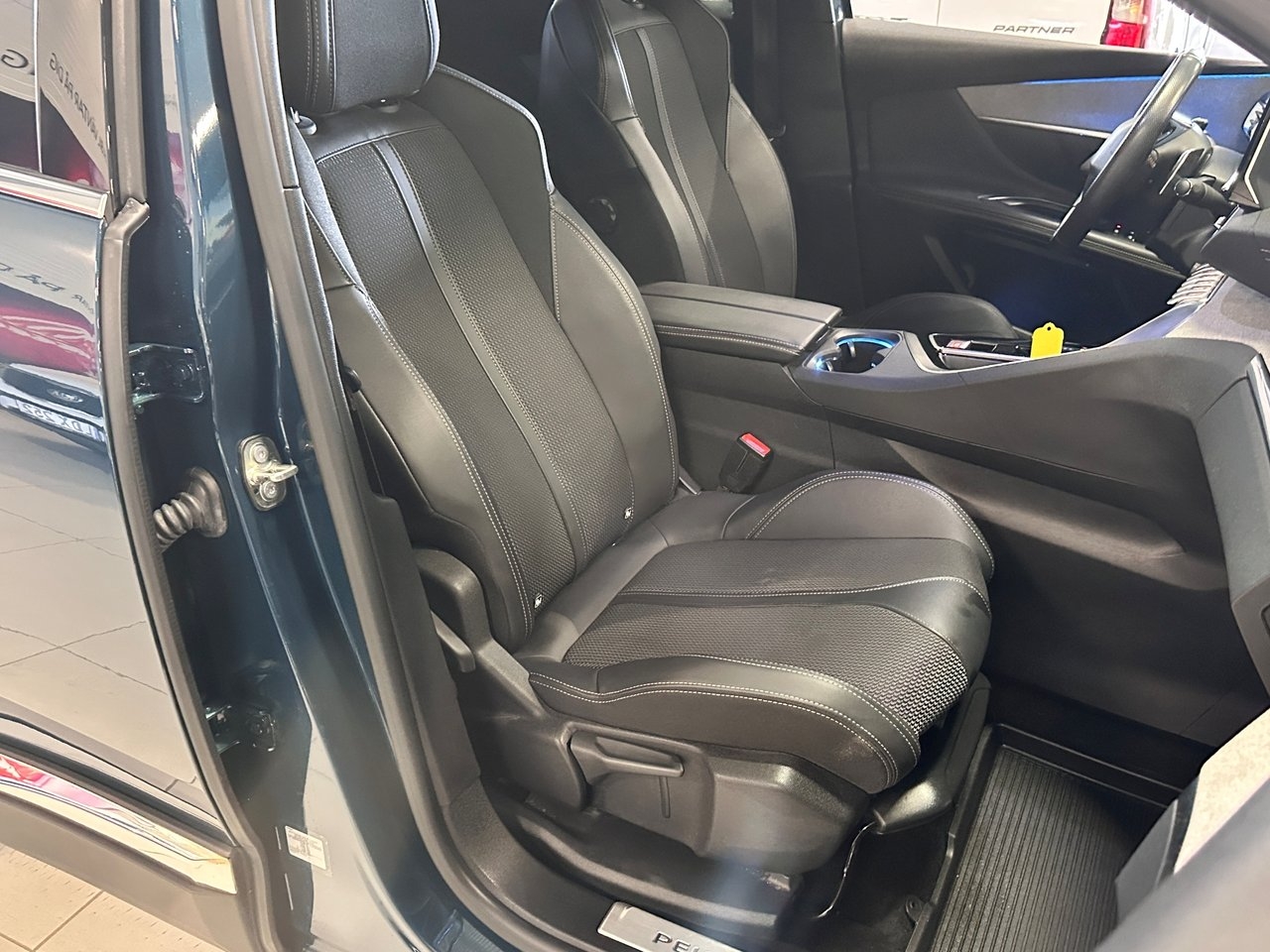 Peugeot 3008 GT 1.2 PureTech 130hk EAT 2023, bild 6/8