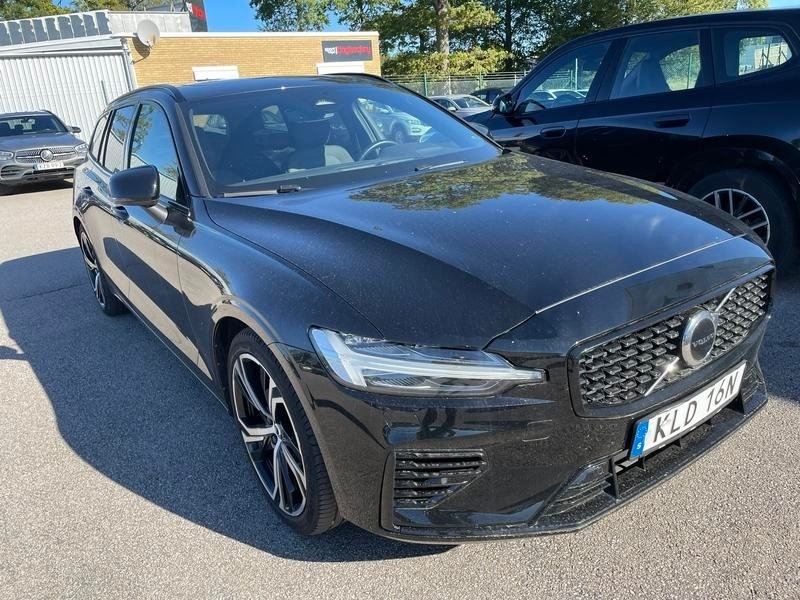 Volvo V60 T6 Recharge Plus Dark plug in 2023, photo 2/5