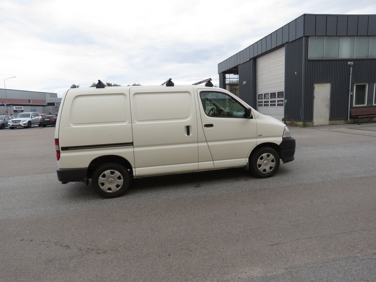 Toyota HiAce 2011, bild 3/10