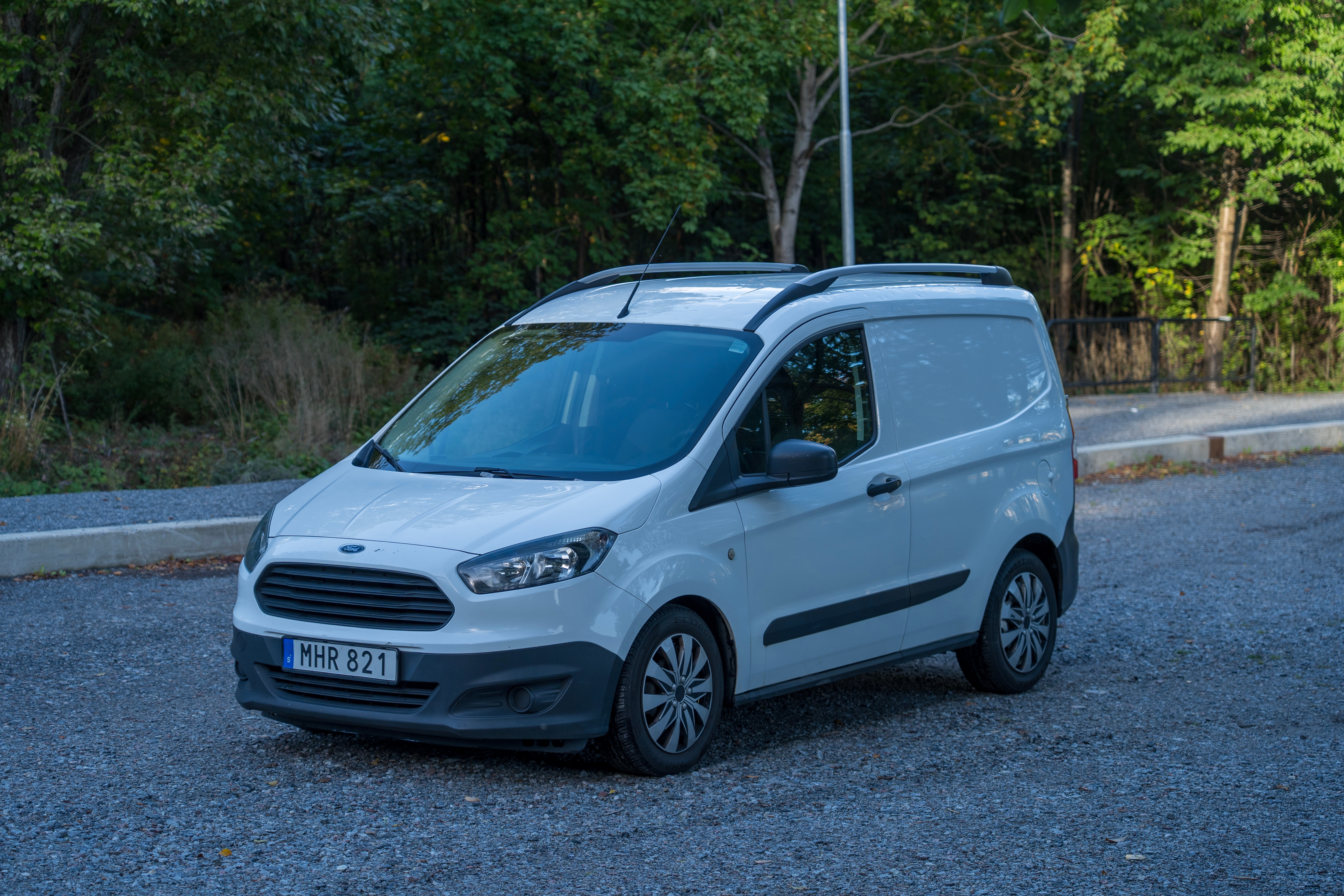 Ford Transit Courier 1.5 TDCi Manuell 2016, bild 2/10