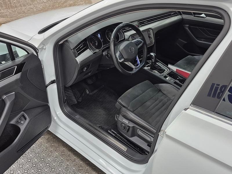 Volkswagen Passat 2023, bild 2/10
