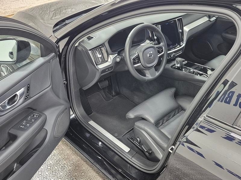Volvo V60 Recharge Plus Dark plug in 2024, bild 2/10
