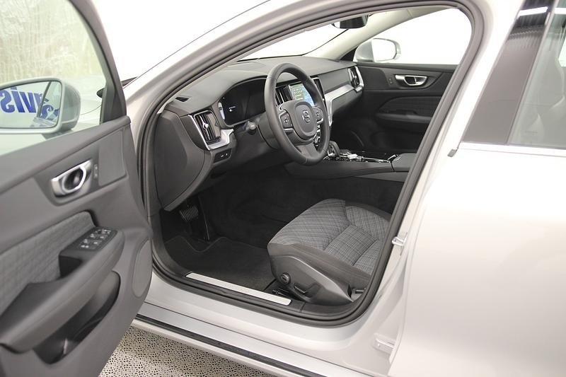 Volvo V60 2025, photo 2/10