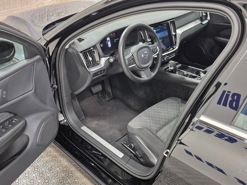 Volvo V60 T6 Recharge Core Plug in 2023, photo 2/11