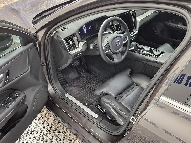 Volvo V60 2023, bild 2/10