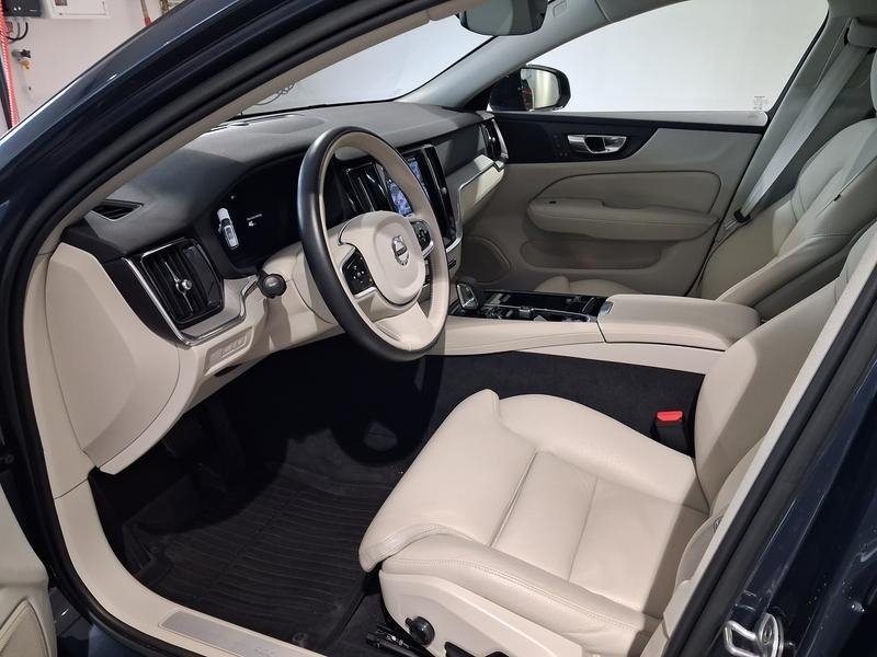 Volvo V60 T6 Recharge Plus Dark plug in 2023, bild 2/7
